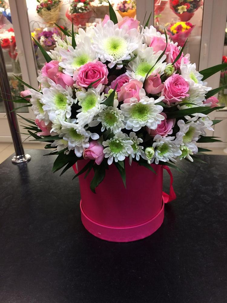 Цветочная композиция из Розы и Хризантемы в шляпной коробке в Клишино