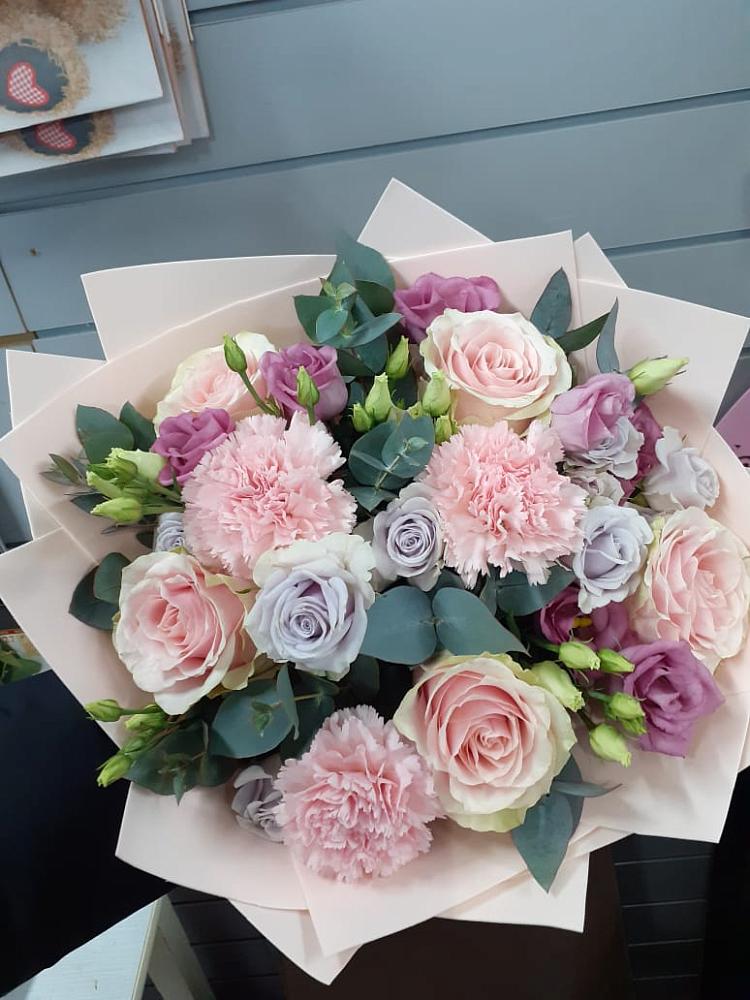 Букет цветов из: Розы, Гвоздики и Лизиантусы в Клишино